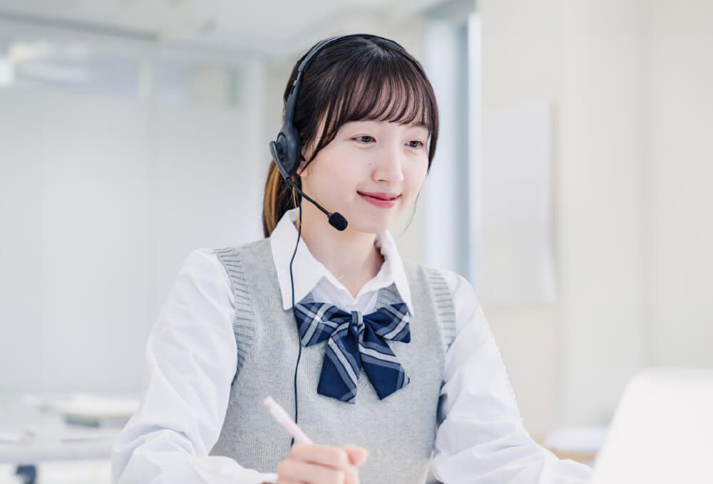 ZOOMで説明を受ける学生のイメージ