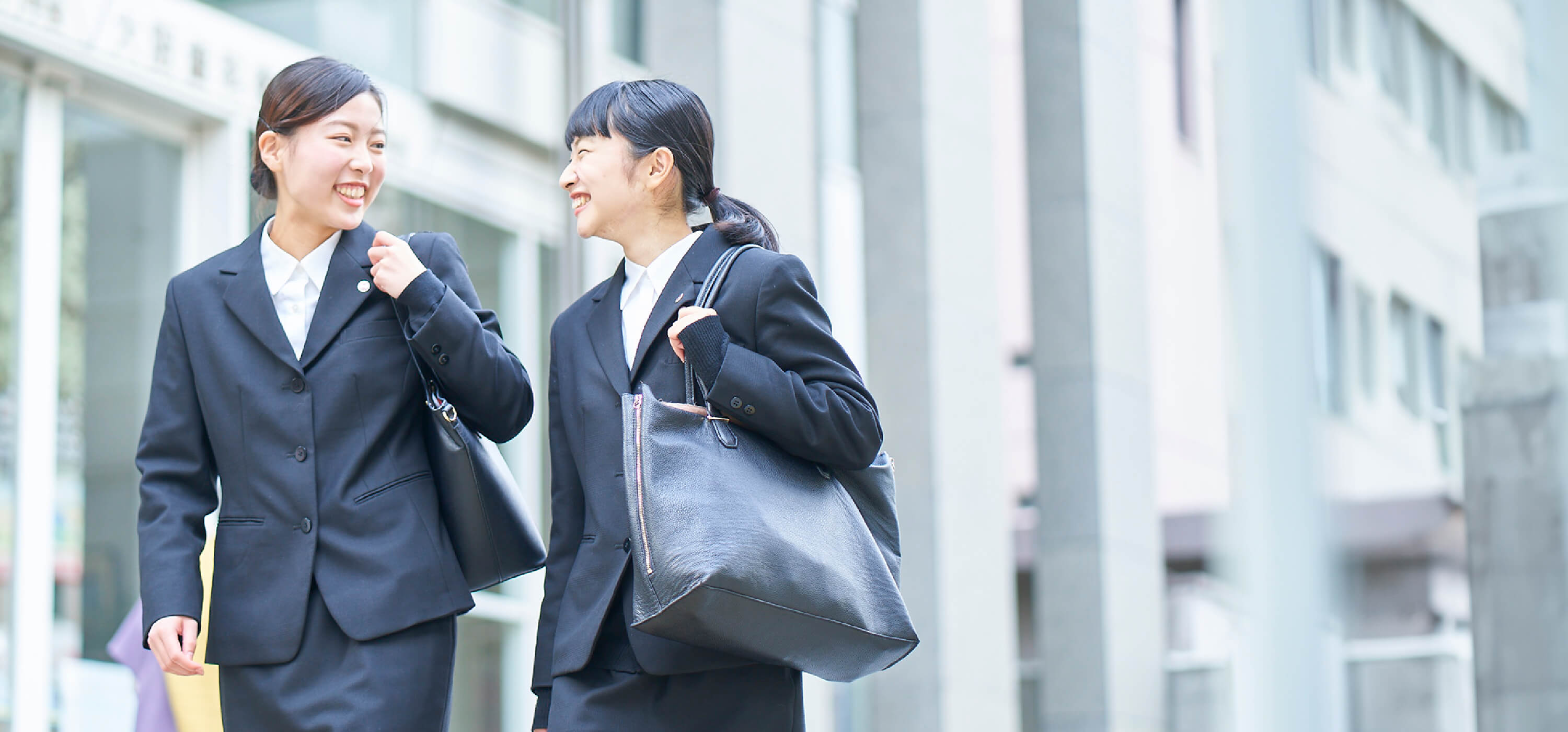 リクルート姿の学生が楽しそうに笑っている様子