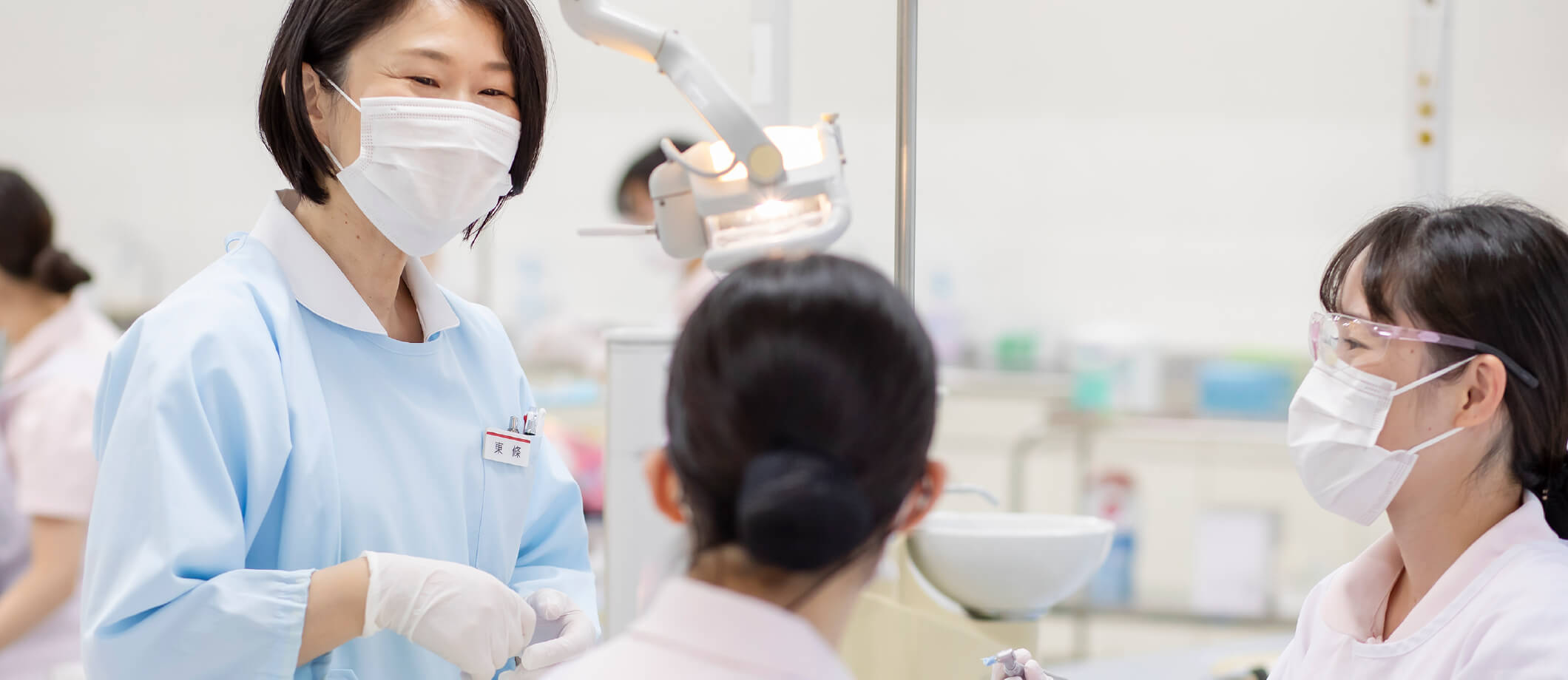 教員と学生が会話している様子