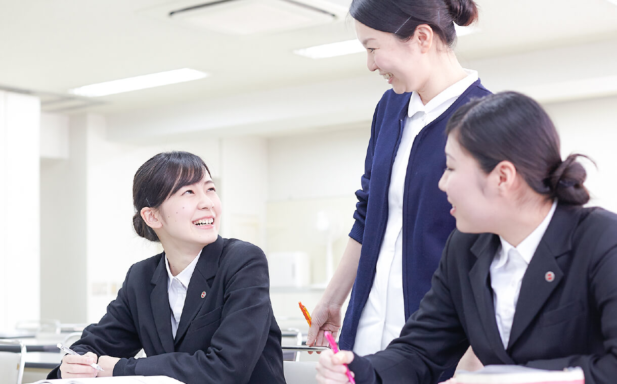 クラス担任に質問している様子